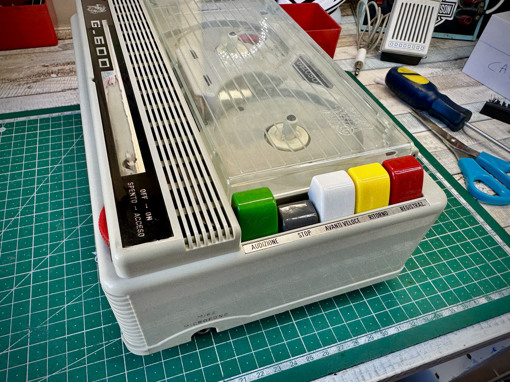 Primo piano sul selettore tensione e bobine in plastica trasparente